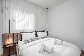 Stunning ONE bdr big Balcony