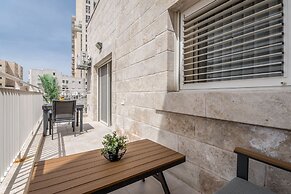 Stunning ONE bdr big Balcony