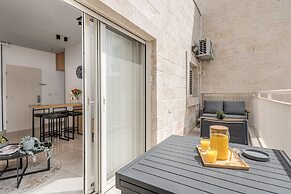 Stunning ONE bdr big Balcony