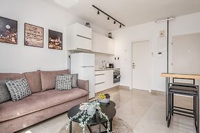 Stunning ONE bdr big Balcony