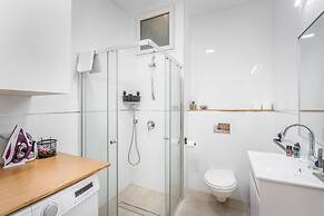 Stunning ONE bdr big Balcony