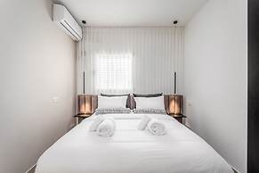 Stunning ONE bdr big Balcony