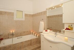 Leonora s House in St Stefanos Bay