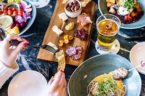 voco Chicago Downtown - Riverwalk by IHG