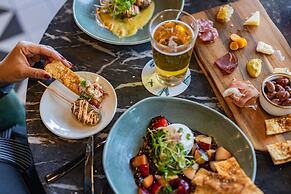 voco Chicago Downtown - Riverwalk by IHG