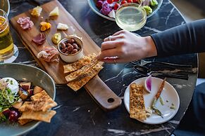 voco Chicago Downtown - Riverwalk by IHG