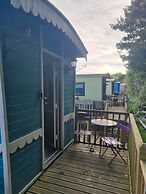 Glamping Hut - Riverview 3