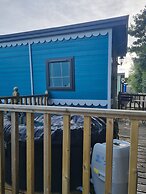 Glamping Hut - Riverview 3