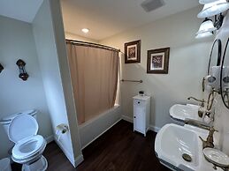 Holland Farmhouse Inn B & B