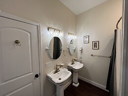 Holland Farmhouse Inn B & B
