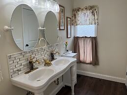 Holland Farmhouse Inn B & B