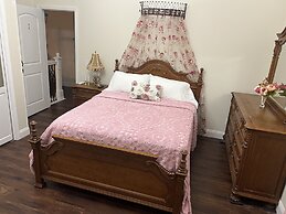 Holland Farmhouse Inn B & B