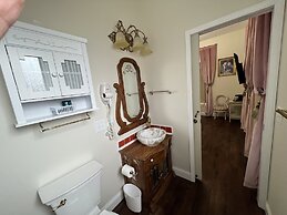 Holland Farmhouse Inn B & B