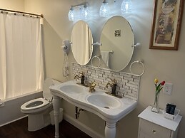 Holland Farmhouse Inn B & B