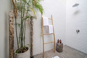 Stunning Architecture 5BR Bamboo With Tropical Pool Villa in Umalas