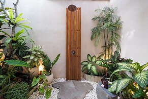 Stunning Architecture 5BR Bamboo With Tropical Pool Villa in Umalas