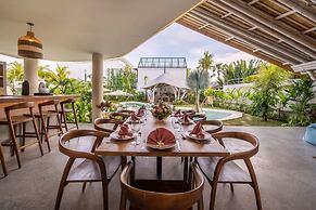 Stunning Architecture 5BR Bamboo With Tropical Pool Villa in Umalas