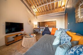 Stunning Architecture 5BR Bamboo With Tropical Pool Villa in Umalas