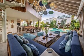 Stunning Architecture 5BR Bamboo With Tropical Pool Villa in Umalas