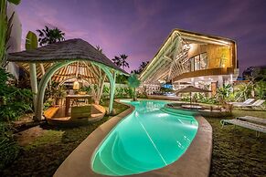 Stunning Architecture 5BR Bamboo With Tropical Pool Villa in Umalas