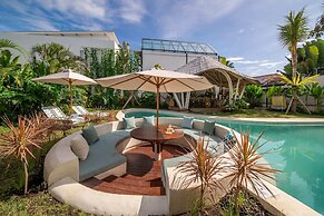 Stunning Architecture 5BR Bamboo With Tropical Pool Villa in Umalas