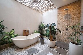 Stunning Architecture 5BR Bamboo With Tropical Pool Villa in Umalas