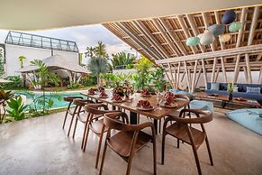 Stunning Architecture 5BR Bamboo With Tropical Pool Villa in Umalas