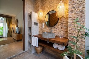 Stunning Architecture 5BR Bamboo With Tropical Pool Villa in Umalas