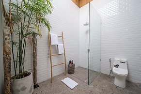 Stunning Architecture 5BR Bamboo With Tropical Pool Villa in Umalas