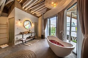 Stunning Architecture 5BR Bamboo With Tropical Pool Villa in Umalas