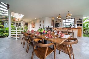 Stunning Architecture 5BR Bamboo With Tropical Pool Villa in Umalas