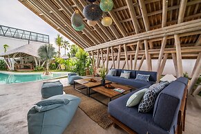 Stunning Architecture 5BR Bamboo With Tropical Pool Villa in Umalas