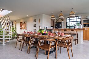 Stunning Architecture 5BR Bamboo With Tropical Pool Villa in Umalas