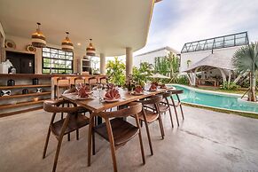 Stunning Architecture 5BR Bamboo With Tropical Pool Villa in Umalas