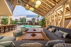 Stunning Architecture 5BR Bamboo With Tropical Pool Villa in Umalas
