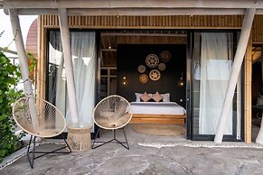 Stunning Architecture 5BR Bamboo With Tropical Pool Villa in Umalas