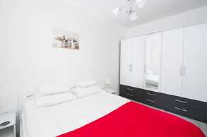 Elisabeth Downtown Apartments by UrbanRent