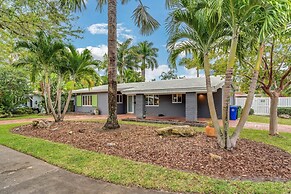 Mid Century Modern Pool Home In The Best Location! 2 Bedroom Home by R