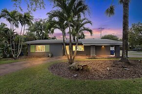 Mid Century Modern Pool Home In The Best Location! 2 Bedroom Home by R