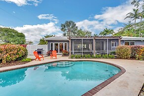 Mid Century Modern Pool Home In The Best Location! 2 Bedroom Home by R