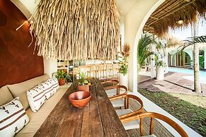 Stunning 4BR Villa With Rice Field View in Umalas