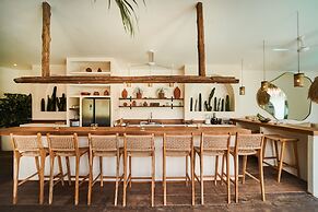 Stunning 4BR Villa With Rice Field View in Umalas