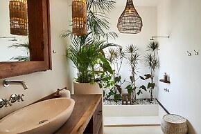 Stunning 4BR Villa With Rice Field View in Umalas