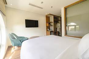 The Tahiti Beach Hotel