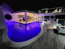 Unique Rare Villa! Retreat Style, Full Sea Views With Private Pool & H