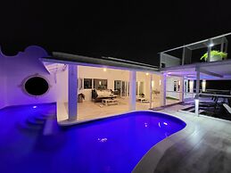 Unique Rare Villa! Retreat Style, Full Sea Views With Private Pool & H