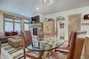 Luxury 1-Bedroom Ski-In Out Condo with Slopeside Heated Pool, No clean