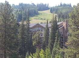 Luxury 1-Bedroom Ski-In Out Condo with Slopeside Heated Pool, No clean