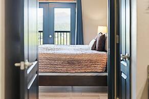 A Bear's Hibernation 1 Bedroom Condo by RedAwning