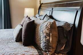 A Bear's Hibernation 1 Bedroom Condo by RedAwning